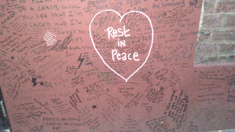 Parte del muro en Brixton con dedicatorias de los fans tras la muerte de David Bowie.