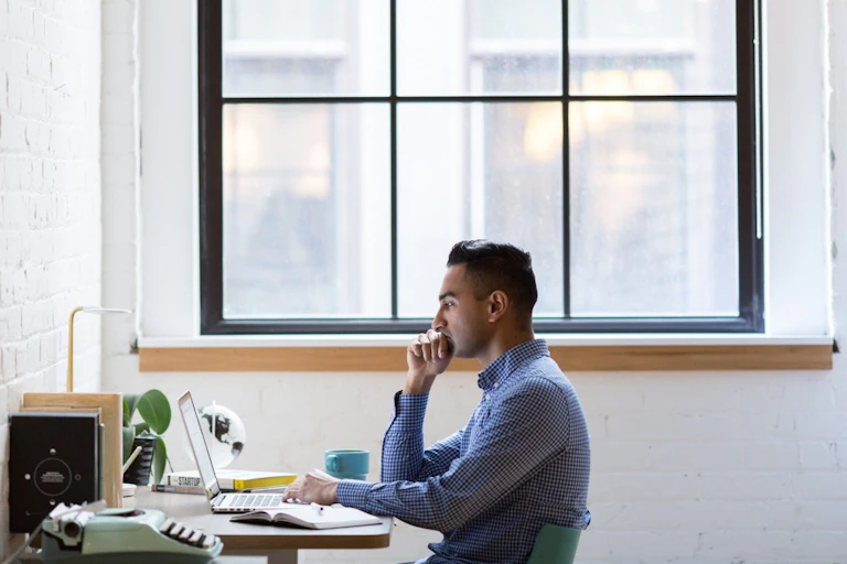 Salarié dubitatif à son poste de travail.