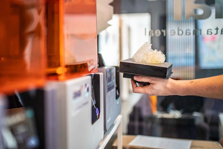 Un ingénieur masculin utilise une imprimante 3D.