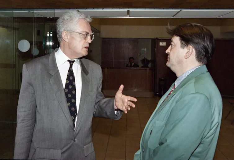 Lionel Jospin (alors premier secrétaire du PS) en discussion avec le sénateur PS Jean-Luc Mélenchon lors de l’assemblée générale du parti le 8 juin 1996