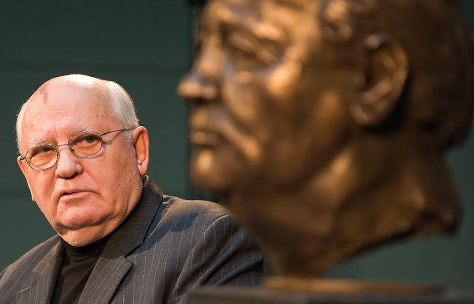 Mikhaïl Gorbatchev contemple son propre buste