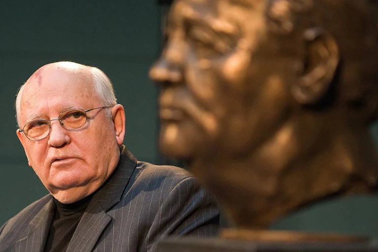 Mikhaïl Gorbatchev contemple son propre buste