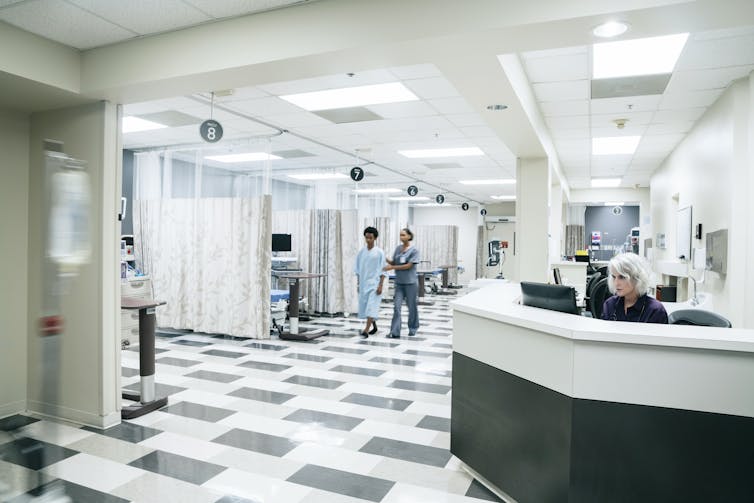 area luminosa di un ospedale con lavoratori e pazienti