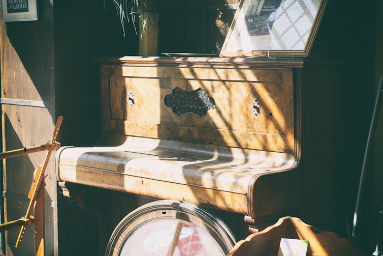 A dusty piano.