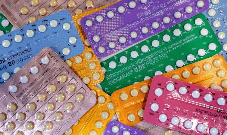 Gros plan sur des plaquettes multicolores de pilules troisième génération