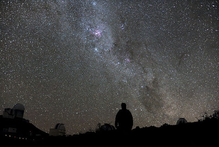 Un hombre observa el cielo estrellado.