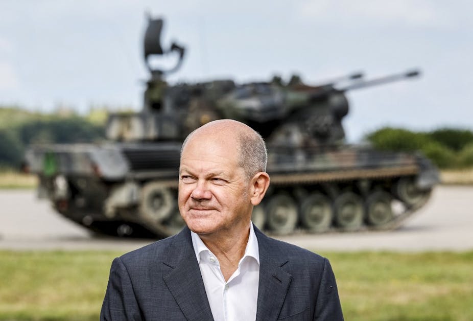 Le chancelier allemand Olaf Scholz pose devant un canon antiaérien allemand