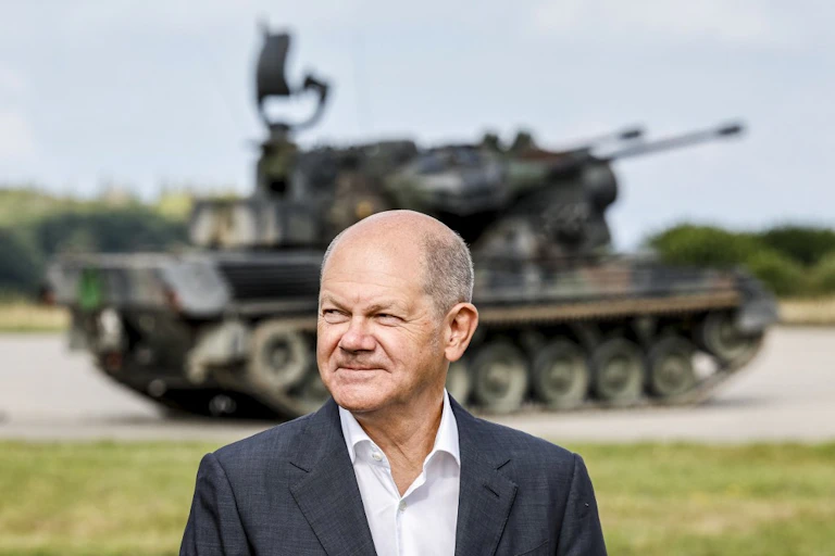 Le chancelier allemand Olaf Scholz pose devant un canon antiaérien allemand