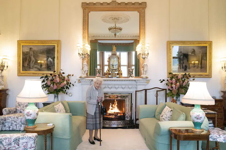 La reina Isabel II esperando en el salón de dibujo antes de recibir a Liz Truss en audiencia en Balmoral, Escocia.