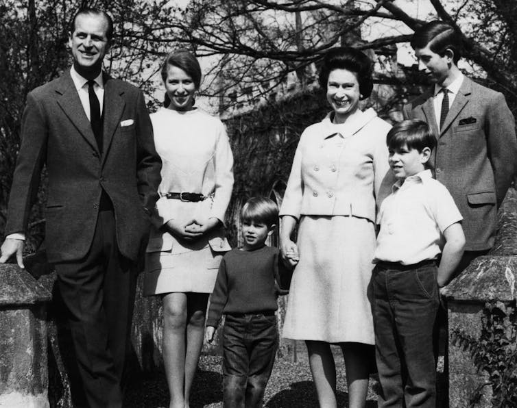 El príncipe Felipe, duque de Edimburgo, Ana, princesa real de Inglaterra, el futuro conde de Wessex el príncipe Eduardo, la reina Isabel II de Inglaterra, el futuro duque de York el príncipe Andrés, el príncipe Carlos de Gales, celebrando el 42 cumpleaños de la reina, Frogmore, Windsore, E