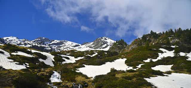Les sommets des montagnes des Pyrénées ariégeoises au début du printemps