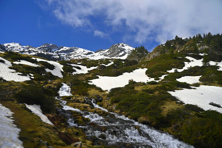 Les sommets des montagnes des Pyrénées ariégeoises au début du printemps