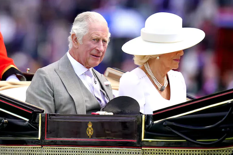 Charles dan Camilla sedang menaiki kereta.