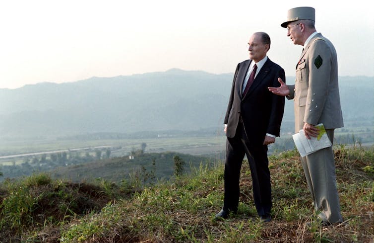 François Mitterrand et le général Maurice Schmitt, chef d’état-major des armées françaises, le 10 février 1993, au sommet de la colline « Dominique ».