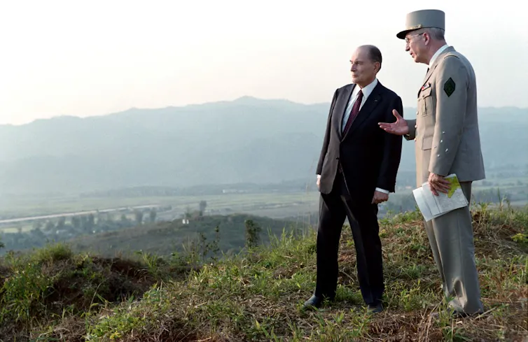 François Mitterrand et le général Maurice Schmitt, chef d’état-major des armées françaises, le 10 février 1993, au sommet de la colline « Dominique ».