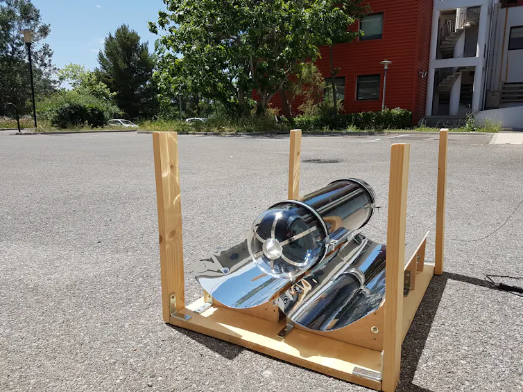 Un tube sous vide et ses paraboles pour rediriger les rayons du soleil