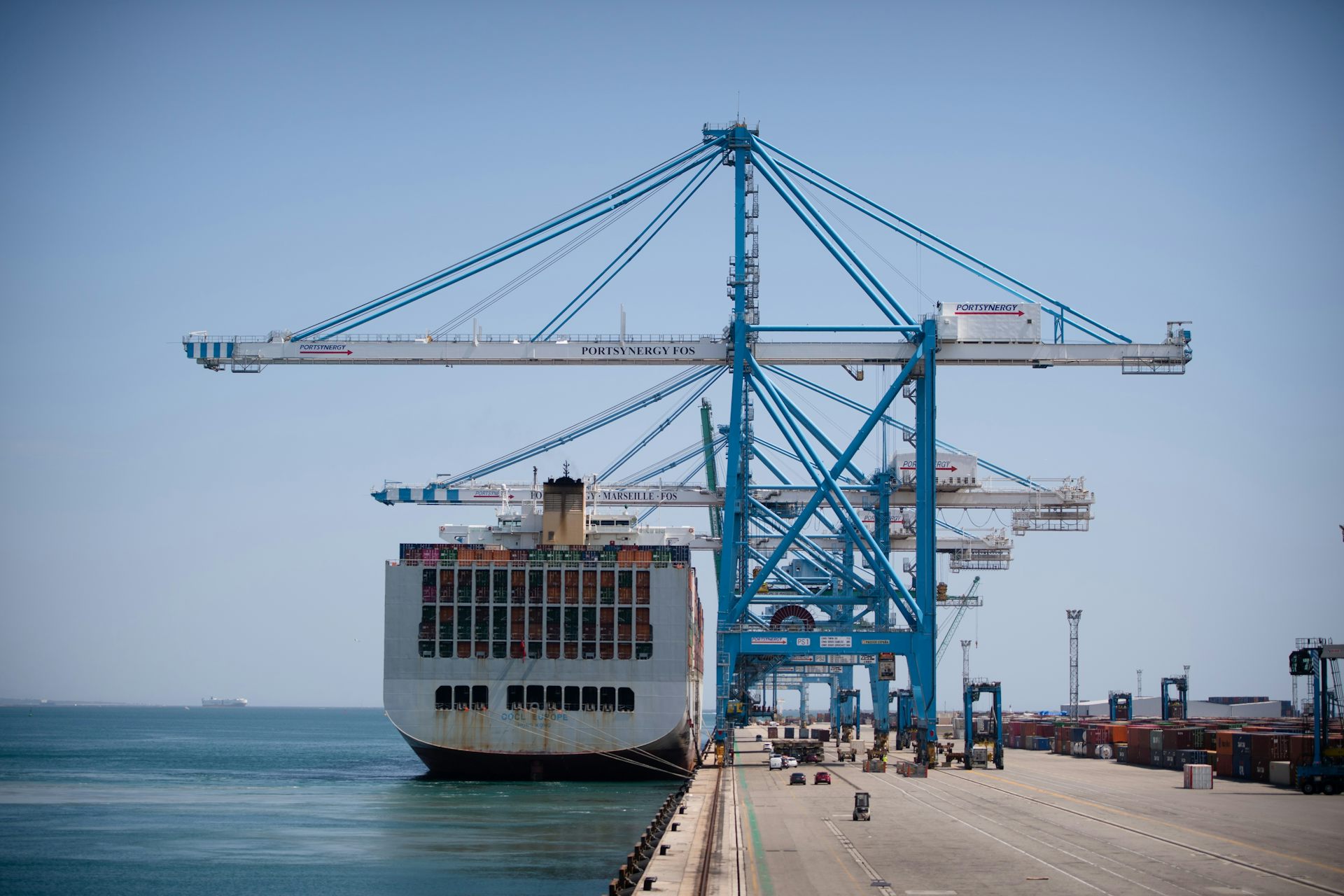 Un container amarré au port de Fos-Sur-Mer à Marseille