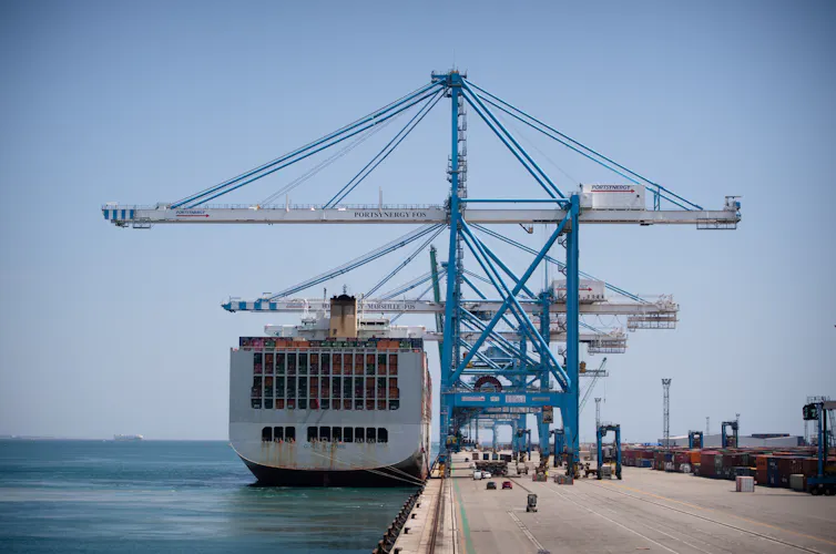 Un container amarré au port de Fos-Sur-Mer à Marseille
