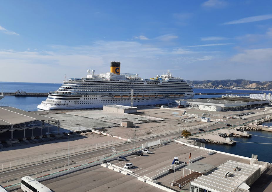 Paquebot de croisière d’une capacité de 5 200 passagers, dans le port de Marseille en 2021.