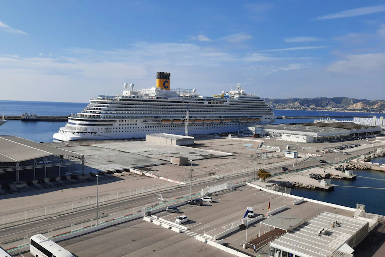 Paquebot de croisière d’une capacité de 5 200 passagers, dans le port de Marseille en 2021.