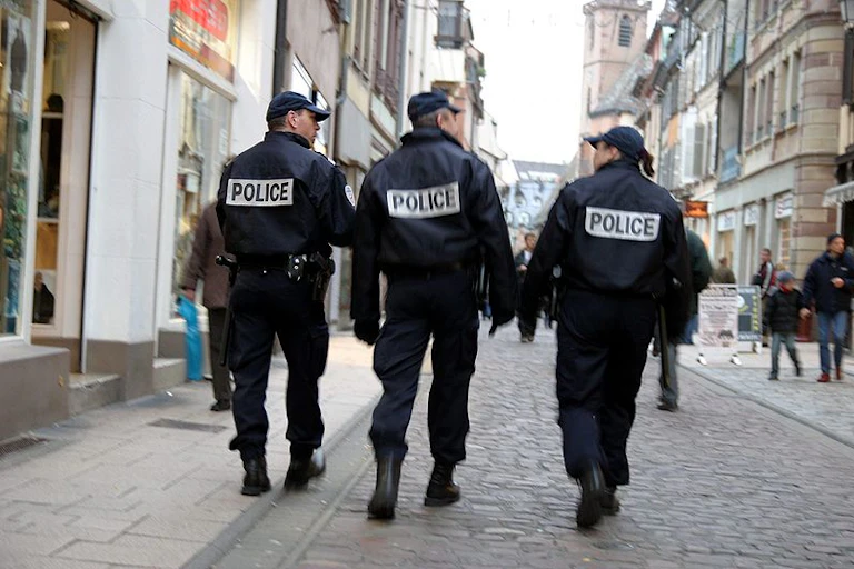 Trois policiers déambulant dans une ville