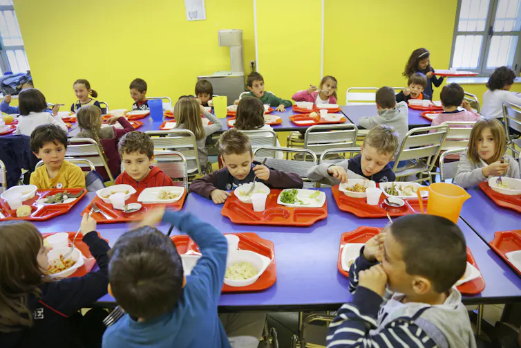 élèves mangent dans une cafétéria à l’école