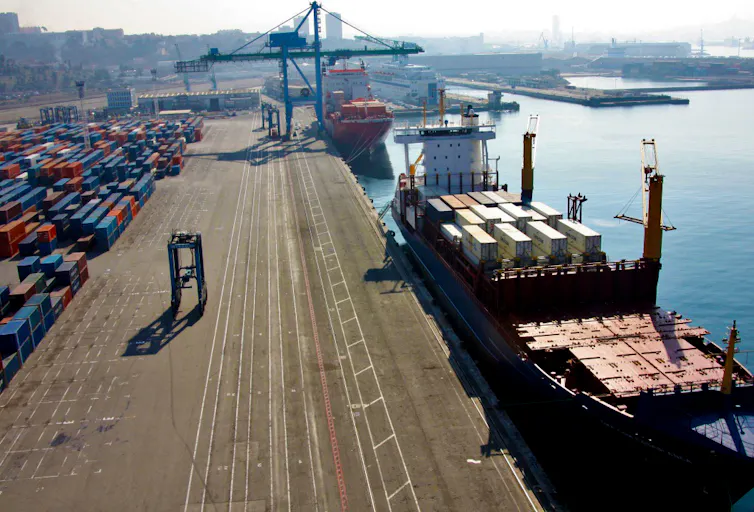 Vue du Grand port maritime de Marseille, zone est, avec les bateaux et conteneurs