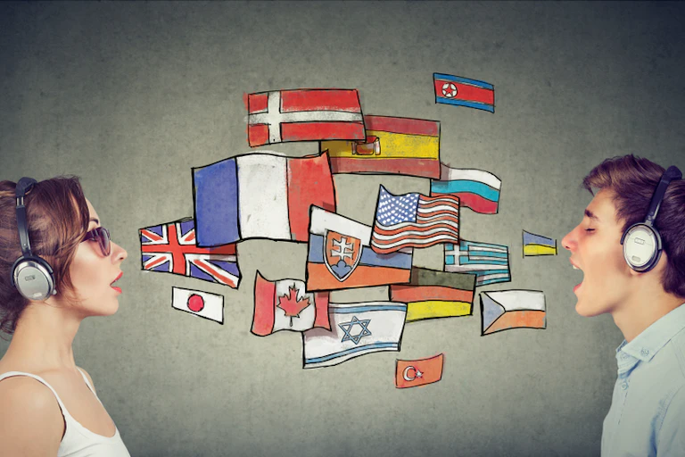 Jeune femme et jeune homme apprenant différentes langues