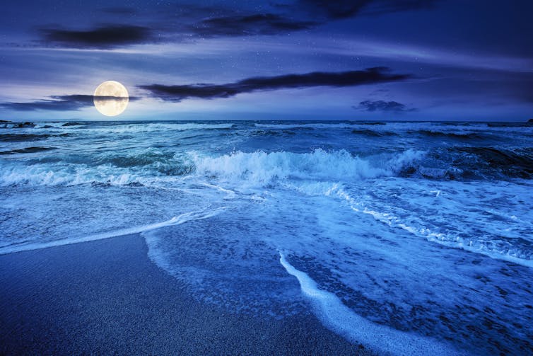 luna sobre el mar