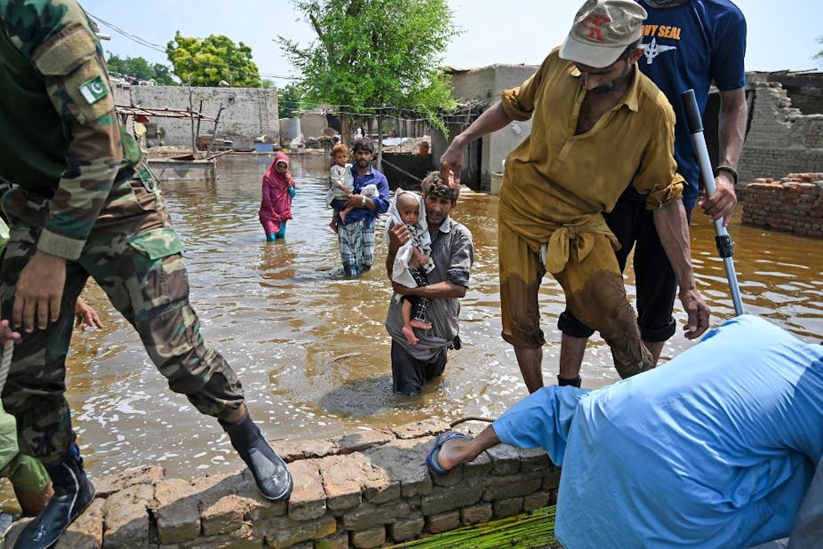 Des membres de la marine pakistanaise viennent au secours de personnes touchées par les inondations