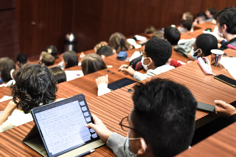 Etudiants dans un amphithéâtre de l'Université Paris-Saclay