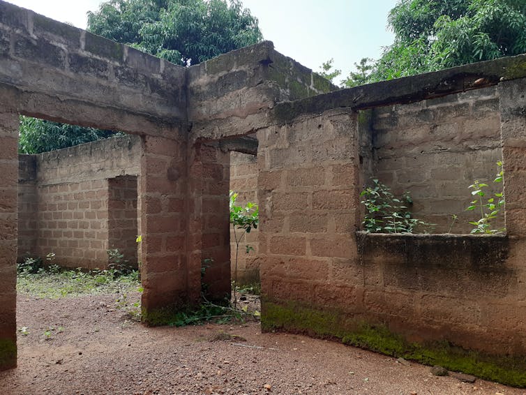 Maison inachevée abandonnée