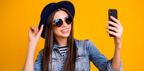 Makin banyak anak muda di seluruh dunia memilih berkarir jadi '_influencer_': jangan lupa ada sisi kelam dari ekonomi dunia konten