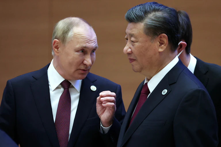 Russian President Vladimir Putin (L) speaks with Chinese President Xi Jinping after meeting on the sidelines of the Shanghai COoperation Orgasnisation summit in Samarkand, September 2022.
