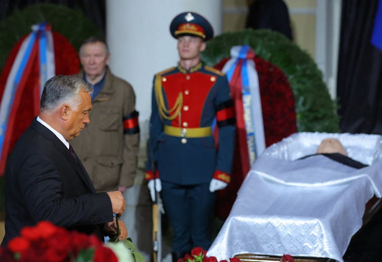 Viktor Orban devant le cercueil de Mikhaïl Gorbatchev