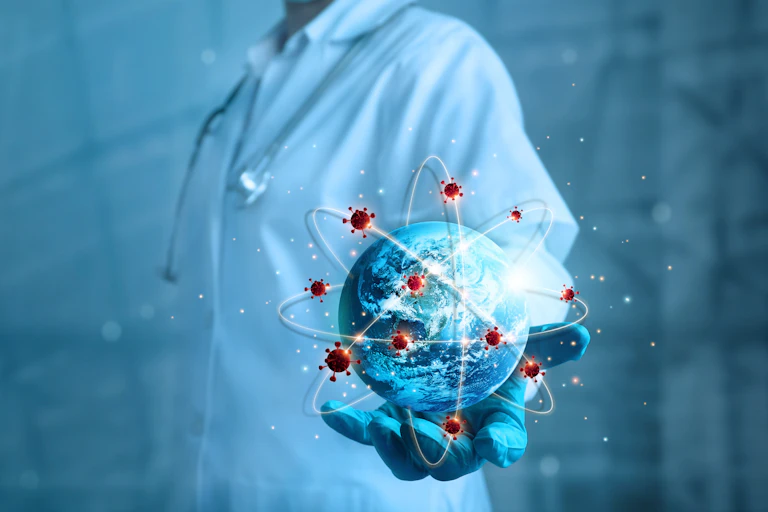 Torse d'un scientifique tenant un globe terrestre entouré d'atomes en orbite.