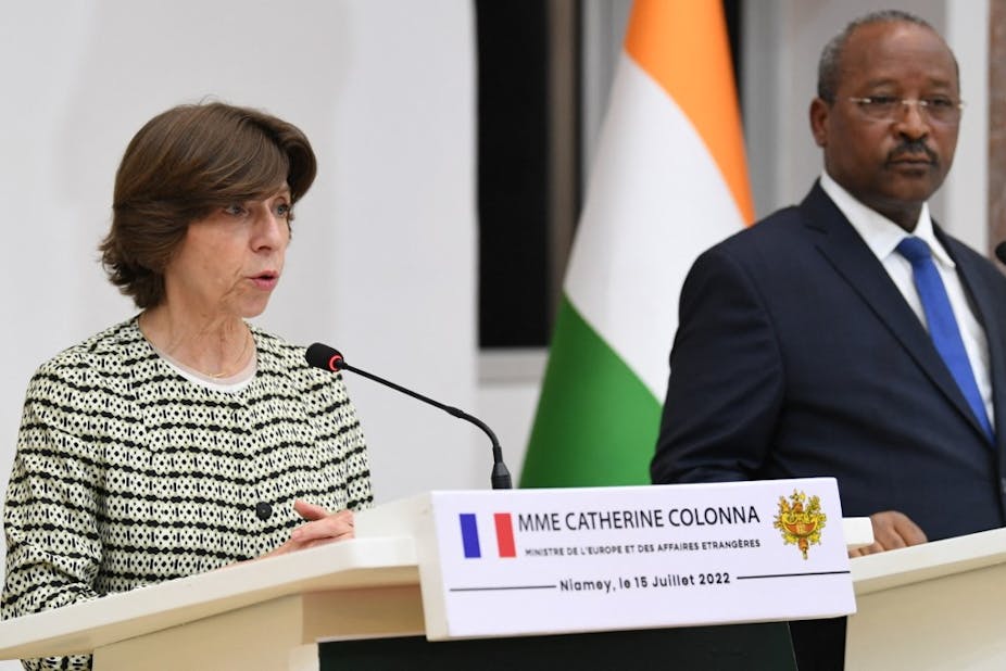 La ministre française des Affaires étrangères, Catherine Colonna , s'exprime lors d'une conférence de presse avec ministre nigérien des Affaires étrangères et de la Coopération, Hassoumi Massaoudou,