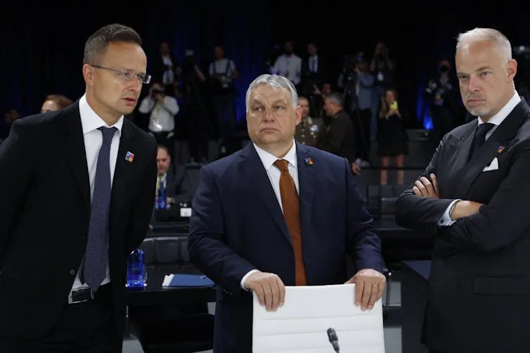 Viktor Orban en compagnie des ministres hongrois des Affaires étrangères Peter Szijjarto et de la Défense Kristof Szalay-Bobrovniczky
