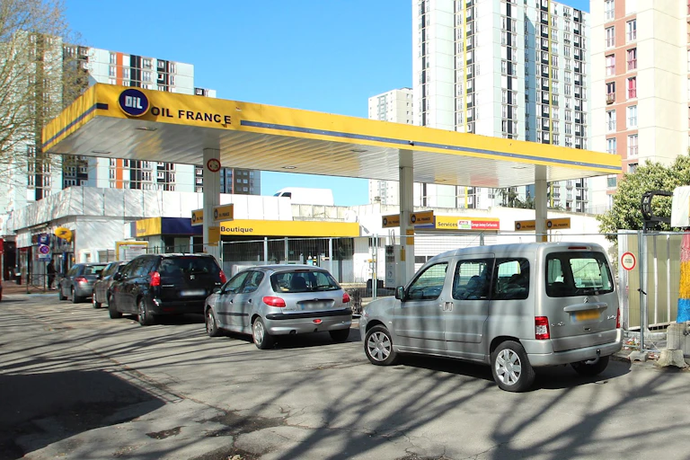 File de voitures devant une station-service