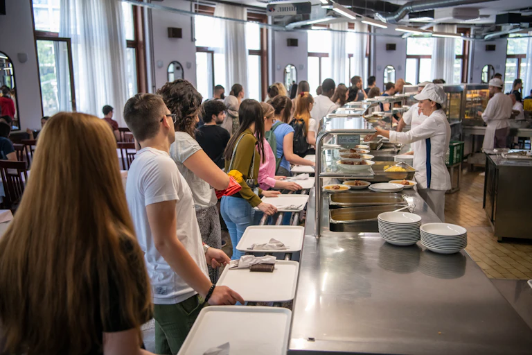 Photo d’une file d’attente dans un restaurant universitaire.