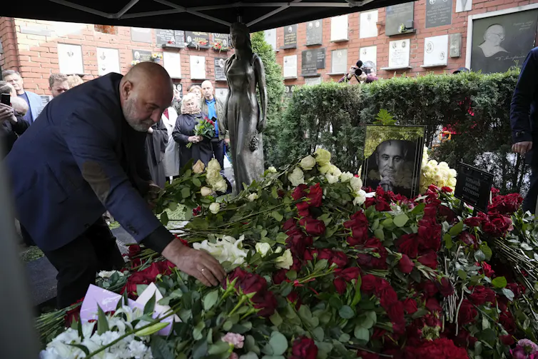 Un homme dépose des fleurs