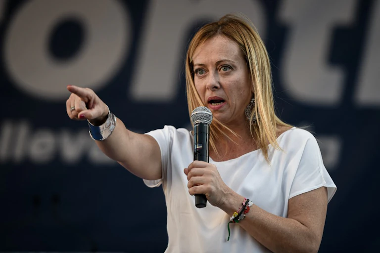 Girogia Meloni en meeting, micro en main