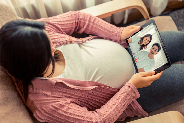 femme enceinte parle à des amis sur Zoom