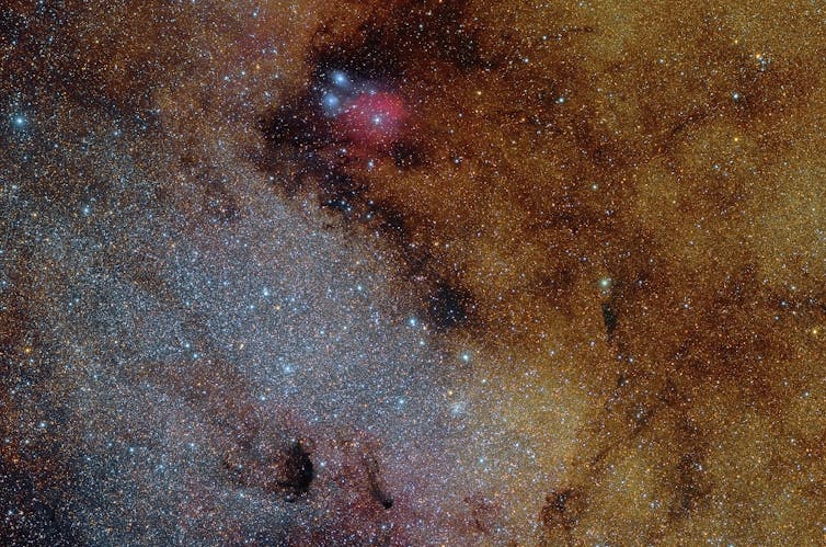 Charles Messier, M24, uno spazio vuoto nelle nubi di polvere interstellare in Sagittario, la regione al centro della Via Lattea.