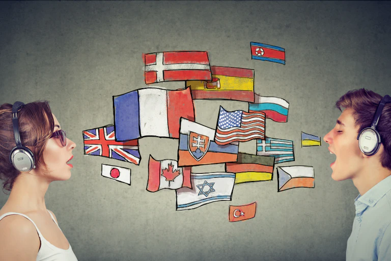 Una joven y un hombre aprendiendo diferentes idiomas