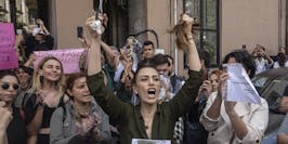 Irani women protest agains hijab