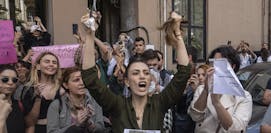 Irani women protest agains hijab