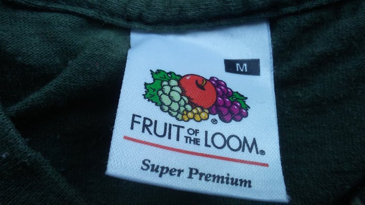 T-shirt tag with a logo with fruit drawings.