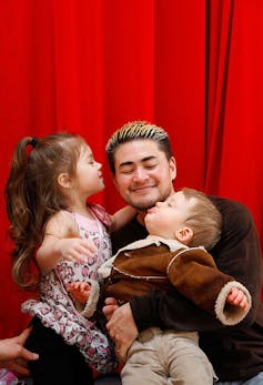 Thomas Beatie holding his two children