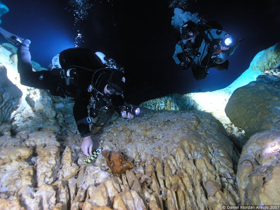 Вертикальная пещера затоплена водой можно найти уровень. Подводные пещеры. Самые удивительные находки в океане. Странные находки под водой. Куба пещера подводная.